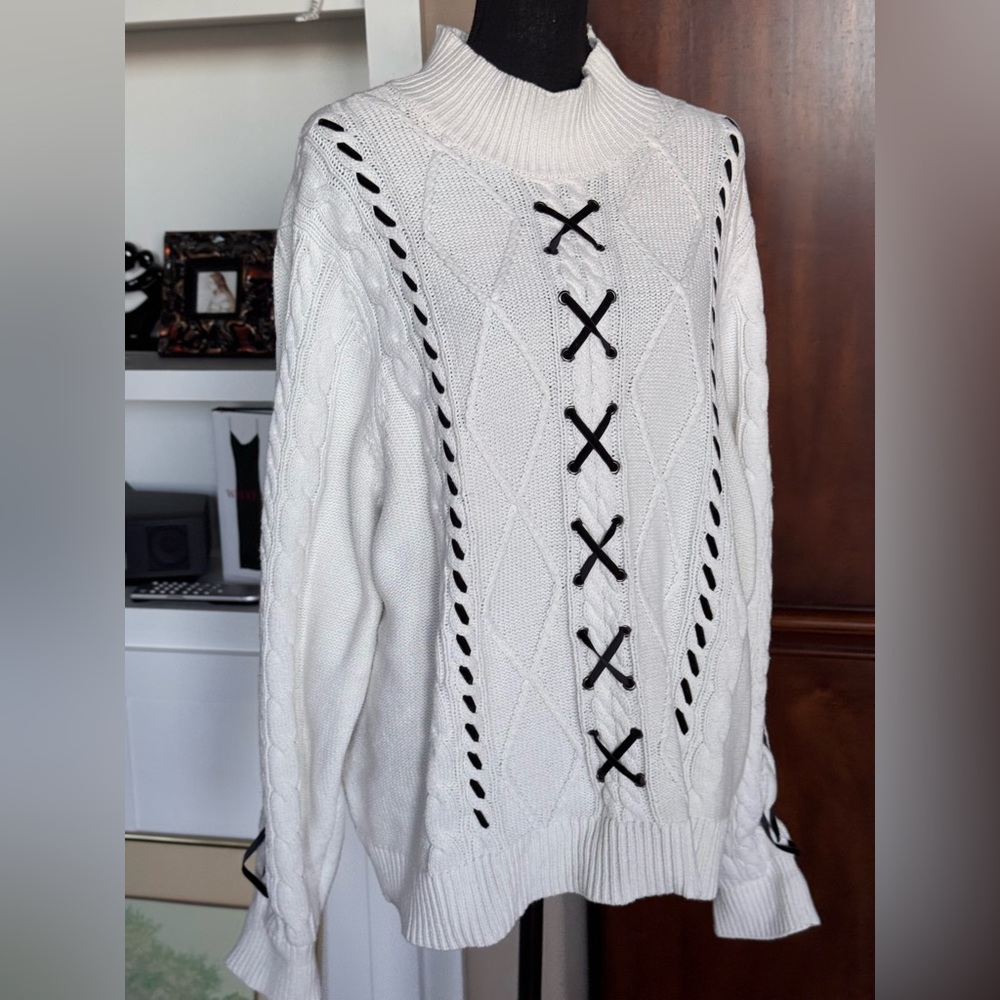 Torrid‎ Cable Knit Sweater Black Accents size 5